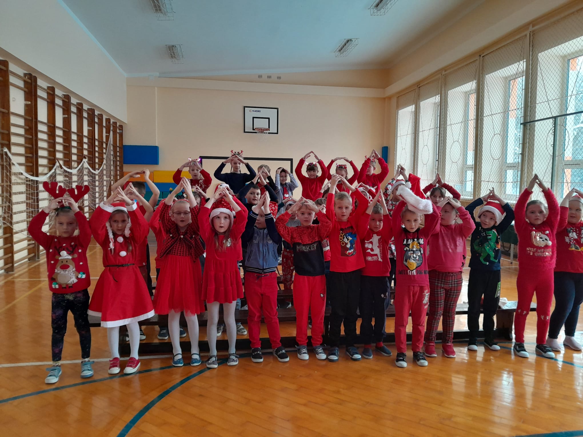 Wizyta Świętego Mikołaja oraz Turniej Mikołajkowy tenisa stołowego – mikołajki w naszej szkole