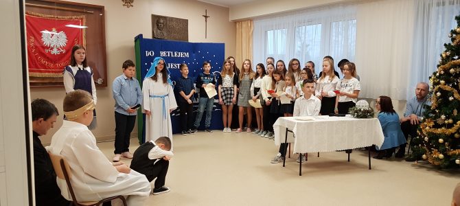 Jasełka i pożegnanie nauczyciela odchodzącego na emeryturę (galeria)