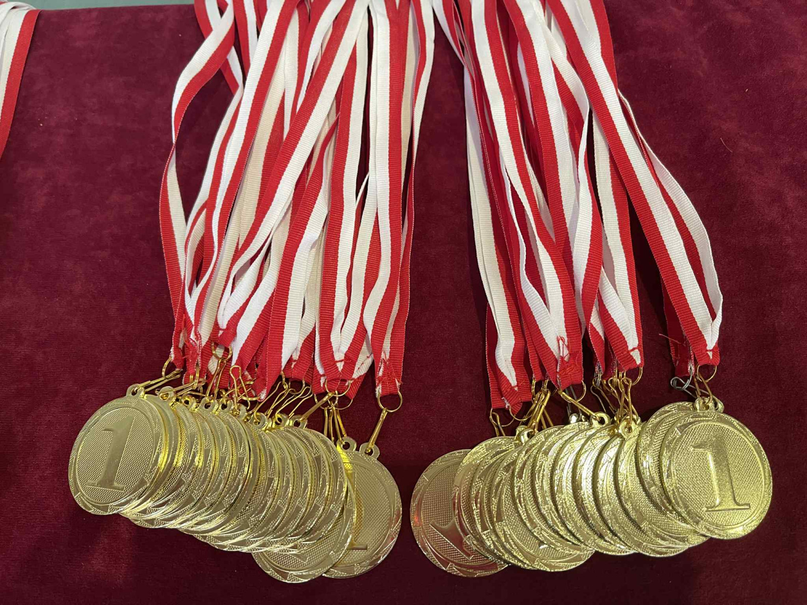 Złoto i Brąz na Gminnych Igrzyskach w Halowej Piłce Nożnej Złoto i Brąz na Gminnych Igrzyskach w Halowej Piłce Nożnej