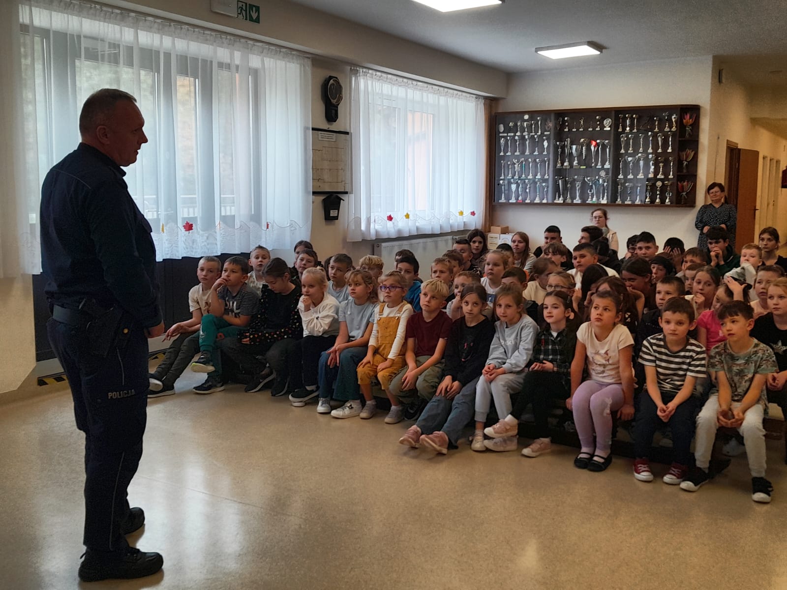 Wizyta policjanta w Szkole Podstawowej Wizyta policjanta w Szkole Podstawowej