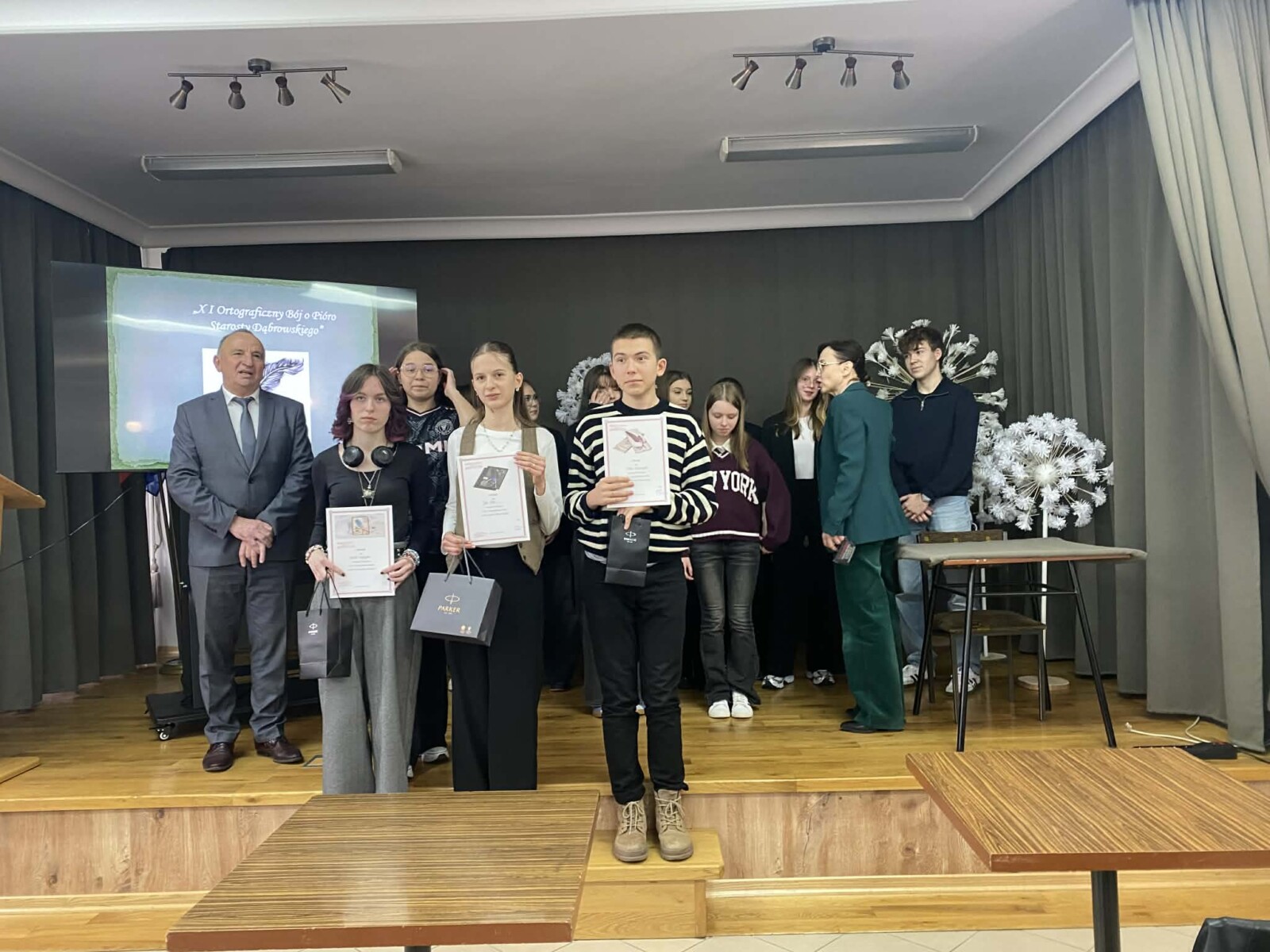 Udział uczennic w Konkursie Ortograficznym o Pióro Starosty Dąbrowskiego Udział uczennic w Konkursie Ortograficznym o Pióro Starosty Dąbrowskiego